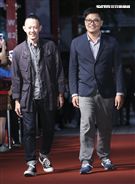 「人面魚紅衣小女孩外傳」電影導演莊絢維、監製曾瀚賢一同步入紅毯。（記者林士傑/攝影）