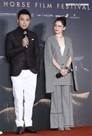 「人面魚紅衣小女孩外傳」電影演員徐若瑄、鄭人碩。（記者林士傑/攝影）