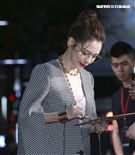 「人面魚紅衣小女孩外傳」電影演員徐若瑄幫粉絲簽名。（記者林士傑/攝影）