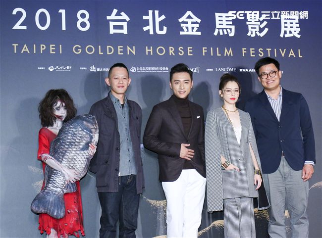 「人面魚紅衣小女孩外傳」電影導全員與紅衣小女孩。（記者林士傑/攝影）