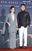 「人面魚紅衣小女孩外傳」電影演員徐若瑄、鄭人碩。（記者林士傑/攝影）