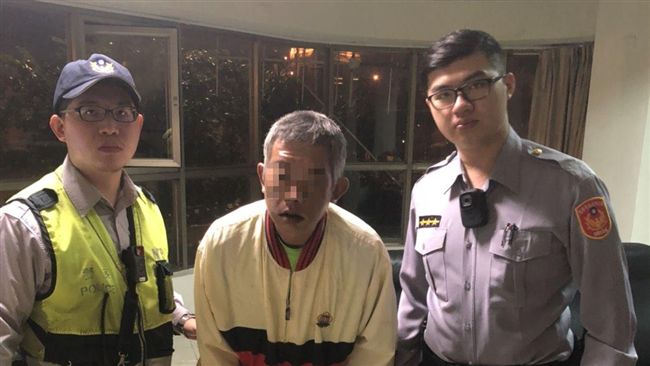 鬱卒男蹲坐橋頭欲尋短　警民聯手解圍