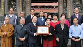 艋舺龍山寺升格國定古蹟（1）文化部長鄭麗君（前右3）12日親赴台北市艋舺龍山寺，送上國定古蹟公告函與國定古蹟指定證書，感謝管理單位長期以來維護及修復古蹟的付出。（文化部提供）中央社記者鄭景雯傳真　107年11月12日