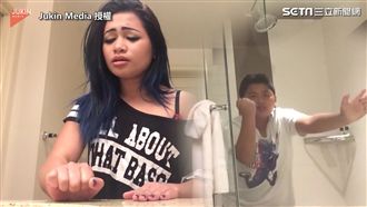 姊姊深情唱歌 網友目光都在弟弟上