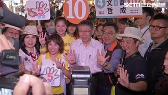 柯文哲寧夏夜市拜票　女粉絲狂討抱