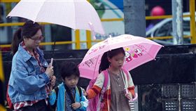 仍是下雨天（3）中央氣象局表示2日天氣仍受東北季風及颱風外圍環流影響，基隆北海岸、大台北山區及東半部地區有局部大雨或豪雨發生機率，特別提醒在東北部可能有豪雨以上等級累積雨量發生，週末天氣才會好轉。中央社記者孫仲達攝  107年11月2日