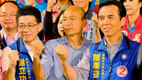 韓國瑜陳學聖合體造勢（1）國民黨高雄市長候選人韓國瑜（中）12日晚間北上與桃園市長候選人陳學聖（右）、基隆市長參選人謝立功（左）合體，共同出席造勢晚會。中央社記者吳睿騏桃園攝　107年11月12日