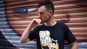 Youtuber黑素斯
https://www.facebook.com/atoganoenglish/photos/a.379060875460544/2121890501177564/?type=3&theater