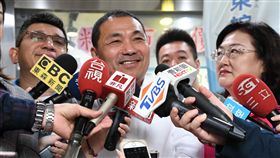 侯友宜：21年來合法繳稅  沒有欠過稅自由時報報導文化大學大群館案，監察院糾正台北市政府，揭露國民黨新北市長候選人侯友宜欠稅。侯友宜（左2）13日受訪表示，他21年來按照財政部規定，規規矩矩、合法繳稅，沒有欠過稅。中央社記者林長順攝  107年11月13日