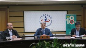 中選會主委陳英鈐（中）召開記者會。（圖／記者盧素梅攝）