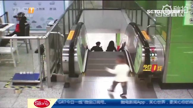 廣東熊孩子亂跑　闖電扶梯險摔下樓