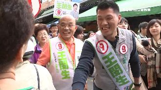 跨足北市輔選！蘇陪子弟兵掃街拜票