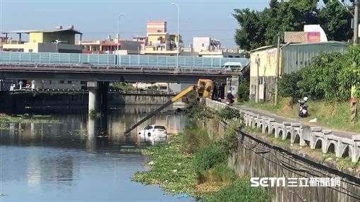 彰化拖吊車翻覆、休旅車慘變泡水車