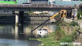 彰化拖吊車翻覆、休旅車慘變泡水車