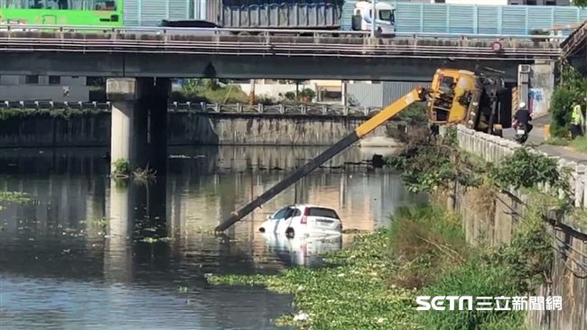 拖吊車重心不穩　百萬休旅車慘墜水溝
