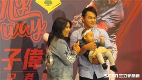 ▲林子偉一家三口飛回台灣。（圖／記者蕭保祥攝影）