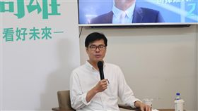 談民調　陳其邁籲選民冷靜判斷智慧決定民進黨高雄市長候選人陳其邁12日在競選辦公室舉辦「陳其邁與創業青年有約」座談會，會前針對民調受訪表示，特定政治團體的民調會有偏差，呼籲選民冷靜並做智慧決定，不管民調如何，他對選舉有信心，一定會贏得最後選舉。中央社記者王淑芬攝　107年11月12日