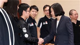 總統接見駭客世界大賽台灣參賽隊伍（1）總統蔡英文（前右）13日在總統府，接見「2018DEF CON CTF駭客大賽世界盃台灣參賽隊伍：HITCON戰隊及BFS戰隊」，與年輕團員一一握手致意。中央社記者鄭傑文攝　107年11月13日