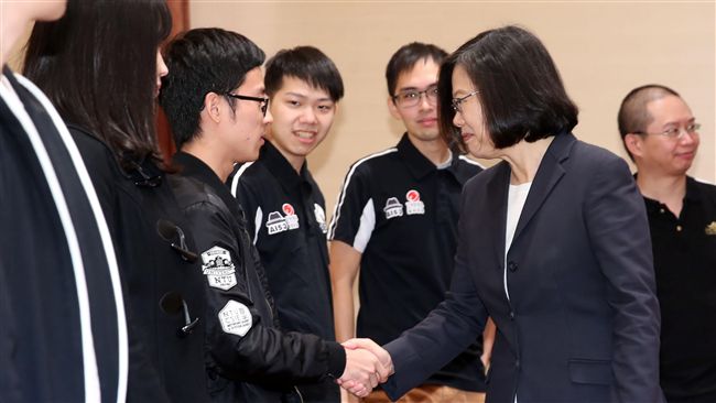 接見駭客　蔡英文：持續培養資安人員
