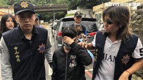 餓死男童的林姓酒店妹抵達二殯（楊忠翰攝）