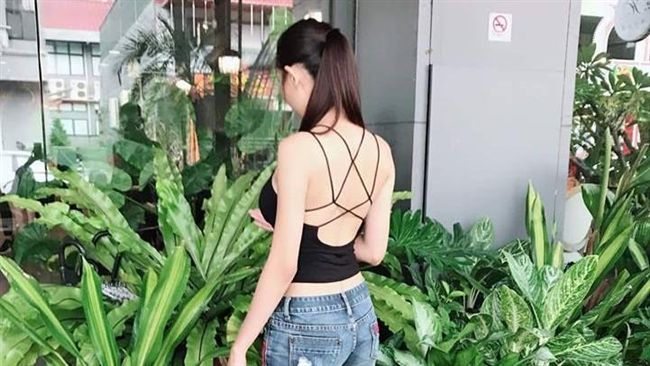 緊繃性感！臭臉系正妹胸前開4條縫
