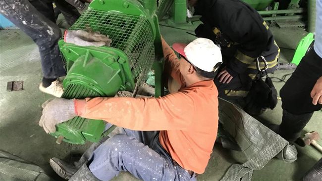疑維修機器不慎　男右手遭捲夾困