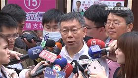 柯文哲自嘲競選團隊弱…幕僚在背後很火？狂敲肩露尷尬笑
