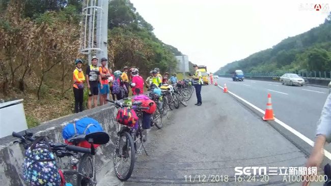 16港客來台集體迷航　騎單車上國道