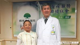 眼科醫師侯育致（右）與81歲患者陳奶奶（左）合影。（圖／記者楊晴雯攝）