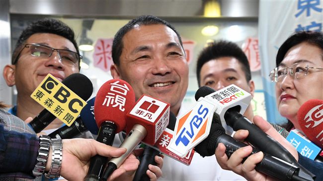 選前之夜侯妻下跪？ 侯友宜：哈哈哈