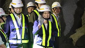 蘇花改仁水隧道貫通　蔡總統撿拾貫通石蘇花改工程8座隧道歷經2800多天，最後一座仁水隧道13日舉行貫通典禮，儀式安排在仁水隧道南口由碎石機鑽透，總統蔡英文（前右）率先撿拾貫通石。中央社記者李先鳳攝　107年11月13日