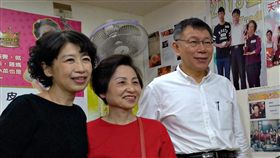 陳佩琪首次請假陪柯文哲掃街（2）台北市長柯文哲（右）和妻子陳佩琪（左）13日前往東門市場掃街，這也是陳佩琪第一次請假，陪柯文哲掃街，兩人與市場內民眾合影。中央社記者陳妍君攝　107年11月13日
