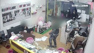 誇張！反討債棒球隊　蒙面轟炸手機店