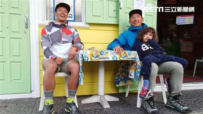 不顧危險攀火山口！他嗨喊：我們來了