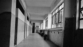 教室外走廊
▲圖／攝影者ka cheng ho, flickr CC License
https://www.flickr.com/photos/hokacheng/2352782116/