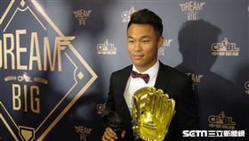 ▲王柏融抱著獎座受訪。（圖／記者蕭保祥攝影）