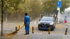 掃落葉,落葉,清潔工,狂風,老天爺,公差,偷懶,大陸,北京,爆笑公社　圖／翻攝自YouTube 