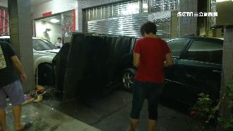 女深夜載男友撞民宅　騎樓攤位全遭殃