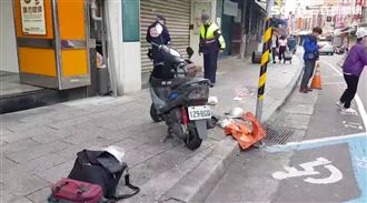 載孫女上課⋯突撞標誌桿阿公險命危！