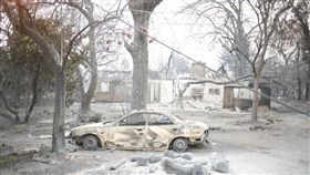 坎普野火（Camp Fire）一發不可收拾，把加州天堂鎮燒得面目全非。（圖／翻攝自@julieturkewitz 推特)