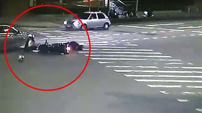 遭BMW碰撞　重機騎士身亡女兒哭倒