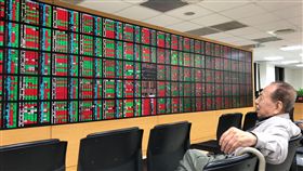 電子權值股領漲  台股反彈雖然美股依舊出現545點的大跌，但亞股12日普遍跌幅收斂，台股則因短線超跌，在電子權值股帶領下漲勢擴大，人氣指標被動元件、矽晶圓也有買盤進駐。中央社記者吳家昇攝  107年10月12日