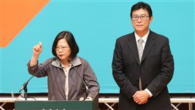 蔡英文輔選姚文智　讚表現越來越好身兼民進黨主席的總統蔡英文（左）3日晚間出席2018百工百業挺改革大會台北場致詞時表示，台北市長參選人姚文智（右）能誠實面對批評，認真思考自己不足之處並勇敢改變，相信大家都感覺到姚文智表現越來越好。中央社記者謝佳璋攝　107年9月3日