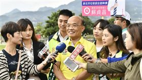 民進黨新北市長候選人今（14日）上午前往淡水捷運站後廣場與選民互動，媒體提問「國民黨立委昨澄清又昱公司沒有欠稅，是主動補繳？」蘇貞昌狐疑的說「沒有欠為什麼要補？所以這不是自打嘴巴嗎？」，蘇貞昌競選辦公室
