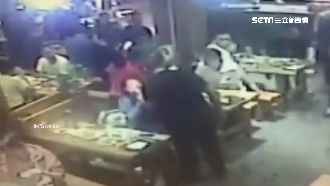 男餐廳摔杯打老婆　遭客人狠毆教訓