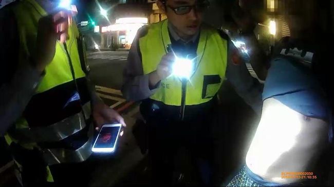 前科男身上藏槍心虛　當街「脫褲懶」