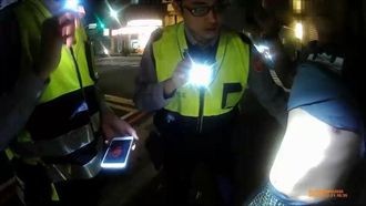 前科男身上藏槍心虛　當街「脫褲懶」