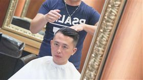 林智堅直播剪髮(圖/林智堅辦公室提供)