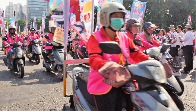 小蜜蜂車隊出動　盼全民共反賄！