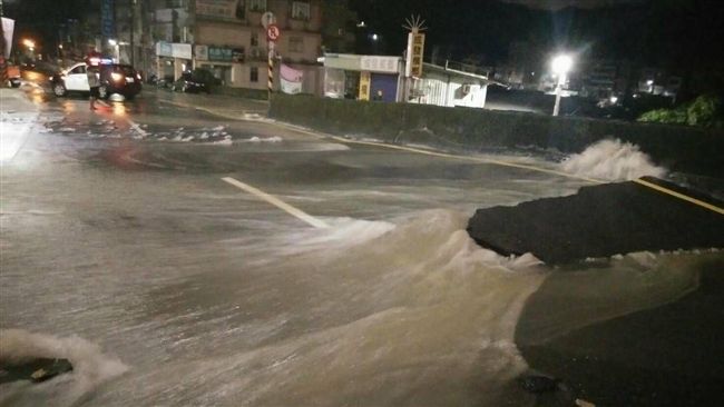 水管爆裂淹大水　道路塌陷6戶受災